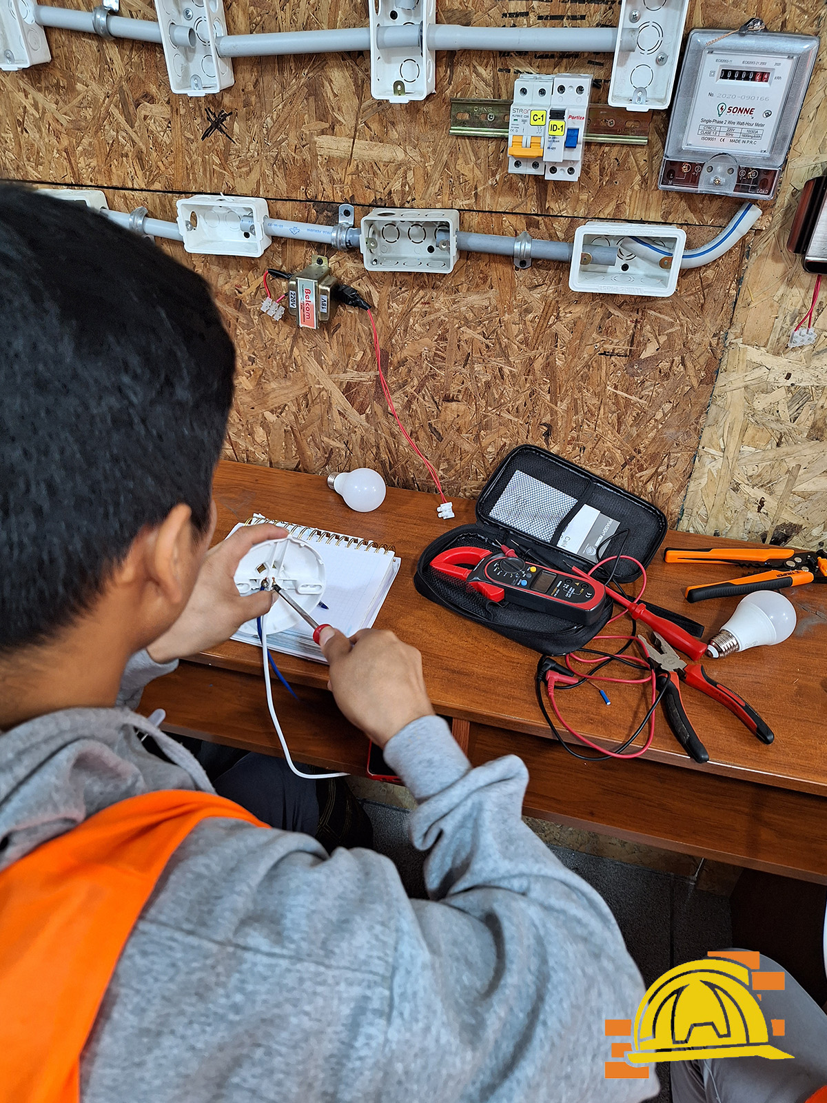 INSTALACION ELECTRICA EN REAL DEL 14